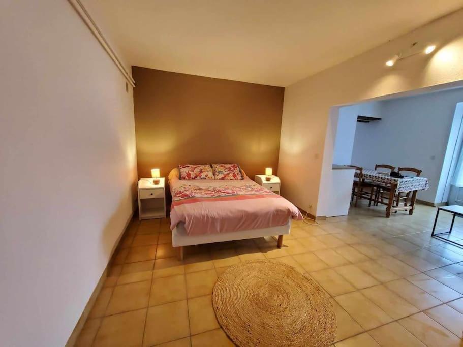 Au Pied Du Chateau De