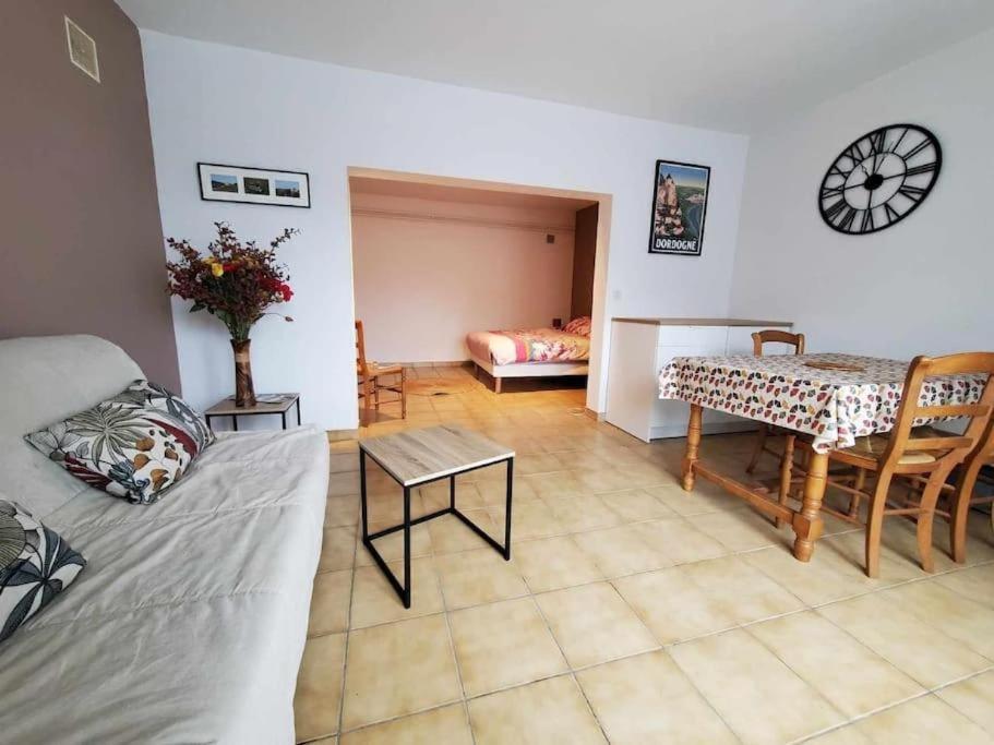 Au Pied Du Chateau De *